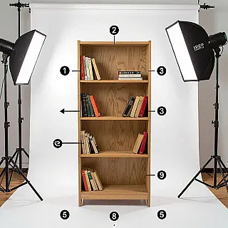 Houten boekenkast, stapsgewijze montagefotografie, witte studio achtergrond achtergrond, studiolicht verlichting, bovenaanzicht perspectief, instructieve reeks, genummerde stappen, duidelijke visuele begeleiding, educatieve presentatie, professionele styling, commerciële kwaliteit