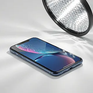 Premium smartphone, product detailfotografie, close-up perspectief, studiobelichting belichting, witte achtergrond achtergrond, brochure lay-out, professionele presentatie, scherpe focus, commerciële aantrekkingskracht, redactionele esthetiek