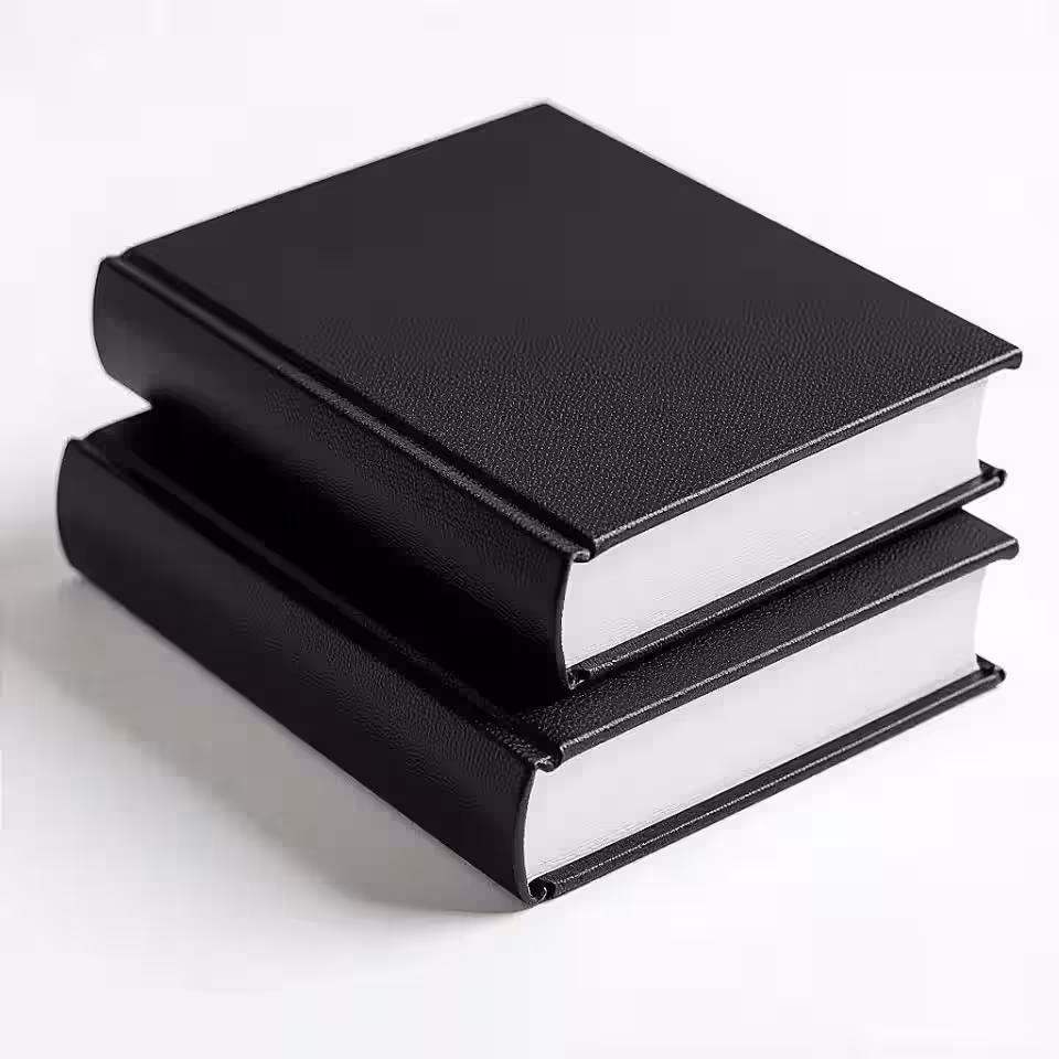 Hardcover boek, fotorealistisch, professioneel sfeer, close-up perspectief, zacht belichting, effen achtergrond, nieuwsbrieffunctieafbeelding, redactionele kwaliteit, professionele presentatie, tekstoverlayruimte, schone esthetiek, scherpe focus