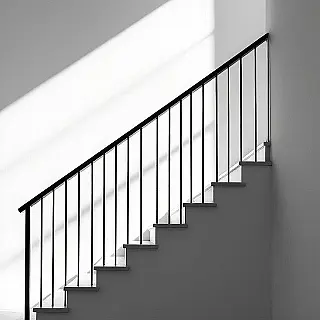 Traphek, zwart-wit minimalistische fotografie, close-up perspectief, zachte natuurlijke belichting belichting, serieus sfeer, schone lijnen, negatieve ruimte, geometrische eenvoud, monochrome tonen, fijne kunst esthetiek, professionele kwaliteit