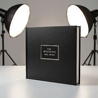 Trouwfotografie album, professionele boek mockup, fotorealistisch stijl, close-up perspectief perspectief, studio belichting belichting, effen achtergrond achtergrond, realistische presentatie, gedetailleerde omslagtextuur, professioneel fotoboek, commerciële kwaliteit, scherpe focus, studio-esthetiek