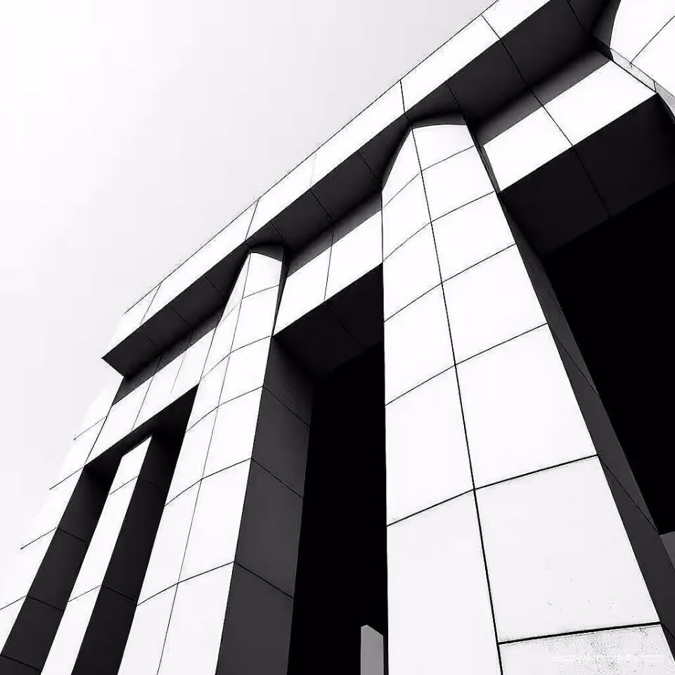 Structurele kolom patronen, minimalistische architectuur stijl, zwart-wit palet kleurenschema, close-up compositie perspectief, natuurlijke daglicht belichting belichting, architectuurfotografie, geometrische vormen, structurele details, galerij-kwaliteit print, moderne wanddecoratie, minimalistische esthetiek, strakke lijnen, abstracte architectuur, interieurontwerp element